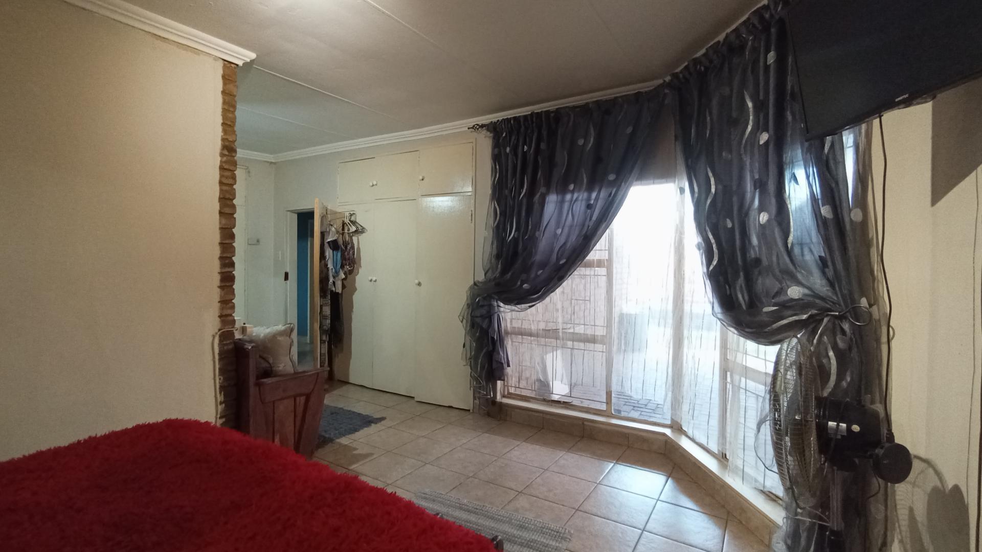 Main Bedroom - 21 square meters of property in Sinoville