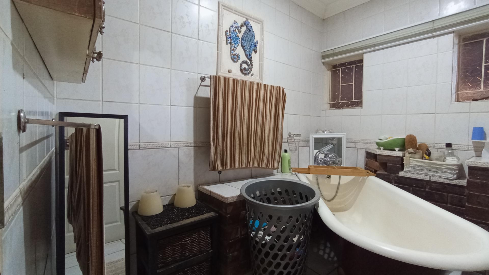 Main Bathroom - 9 square meters of property in Sinoville