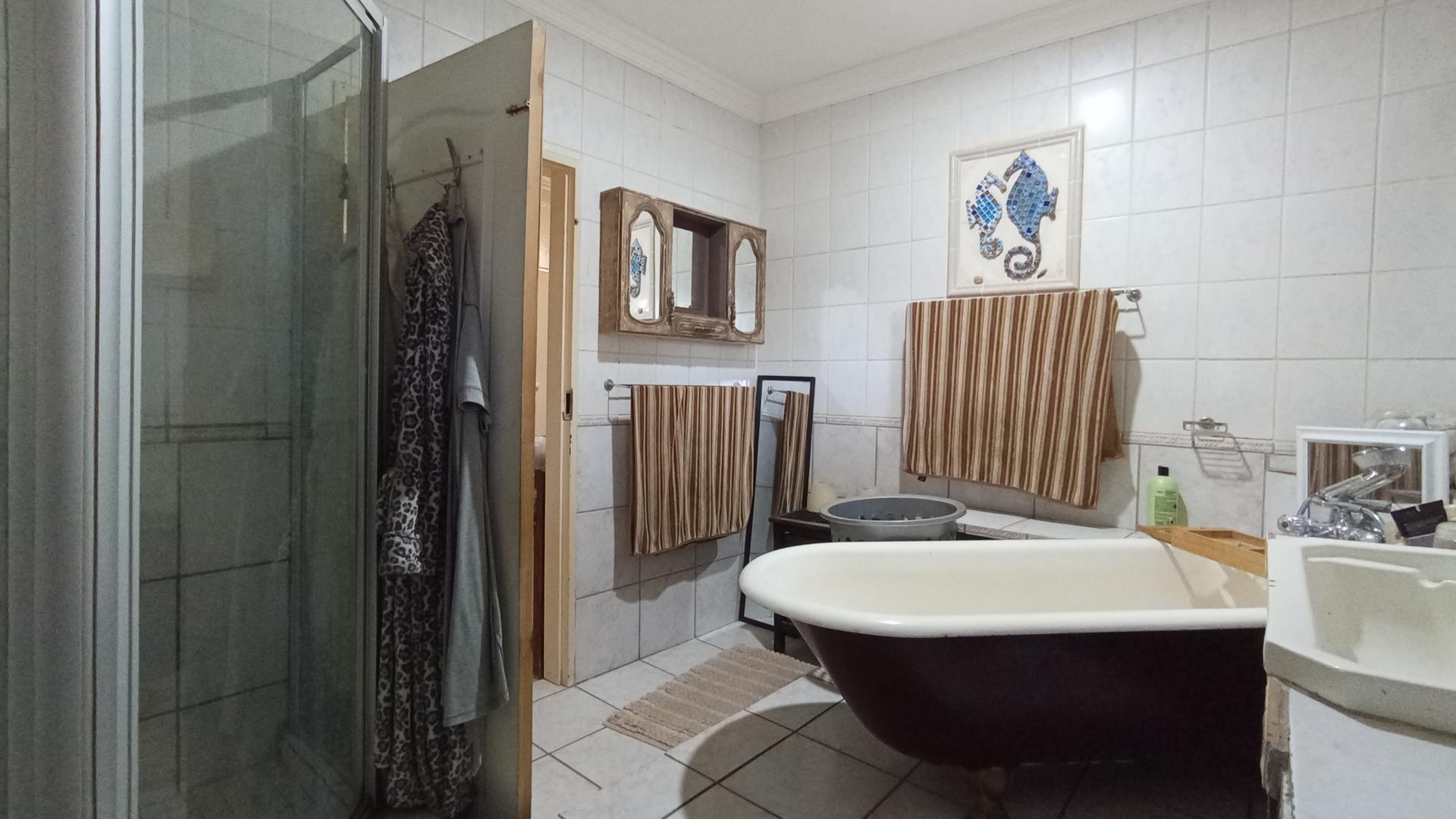 Main Bathroom - 9 square meters of property in Sinoville