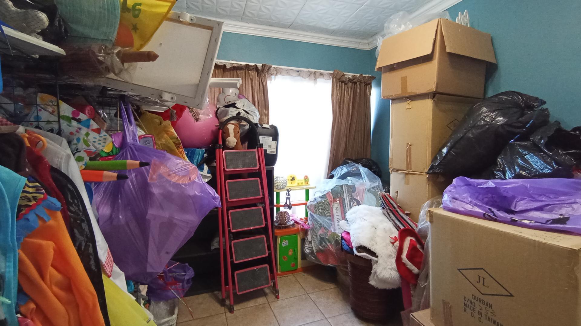 Bed Room 1 - 12 square meters of property in Sinoville