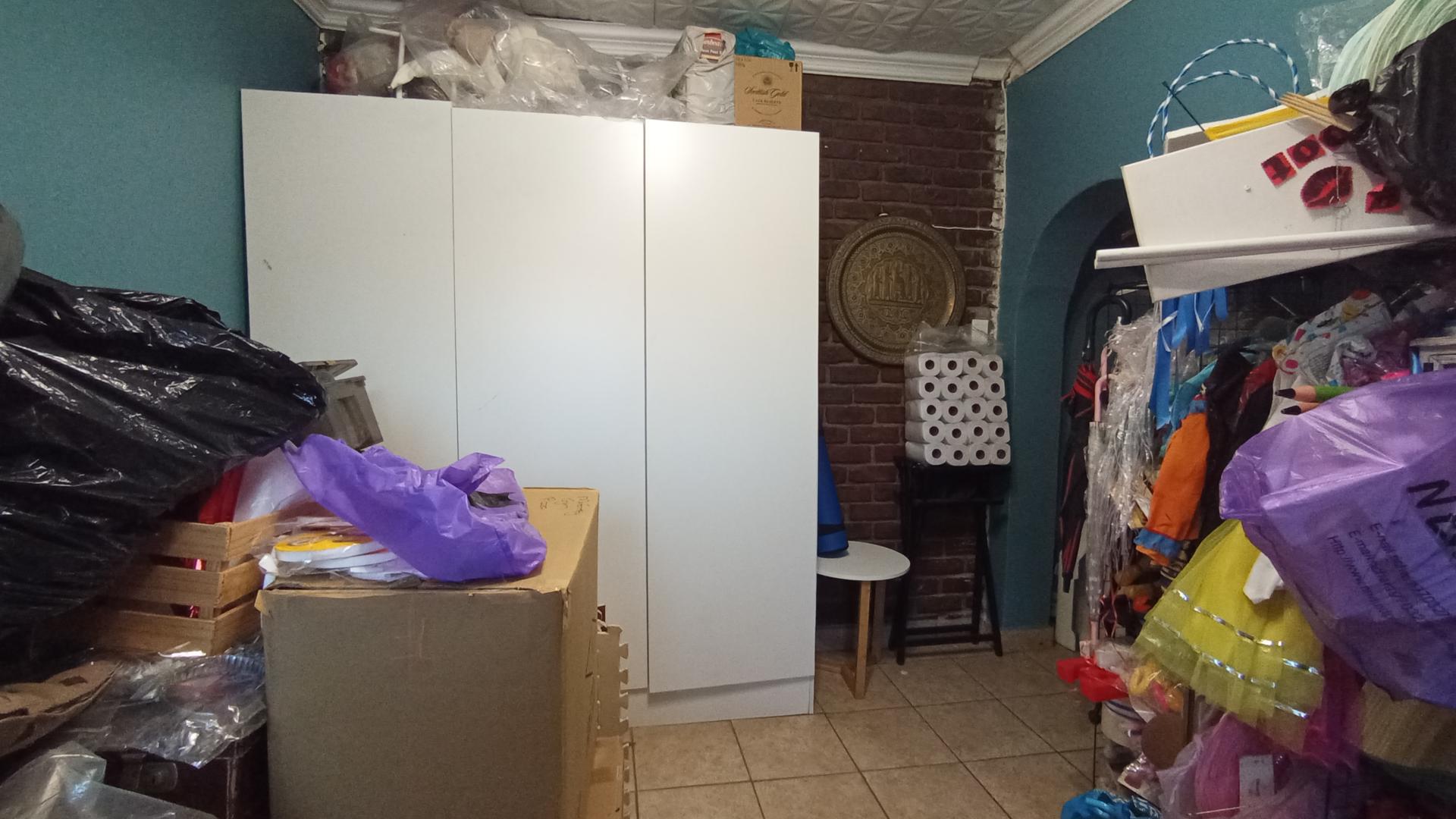 Bed Room 1 - 12 square meters of property in Sinoville