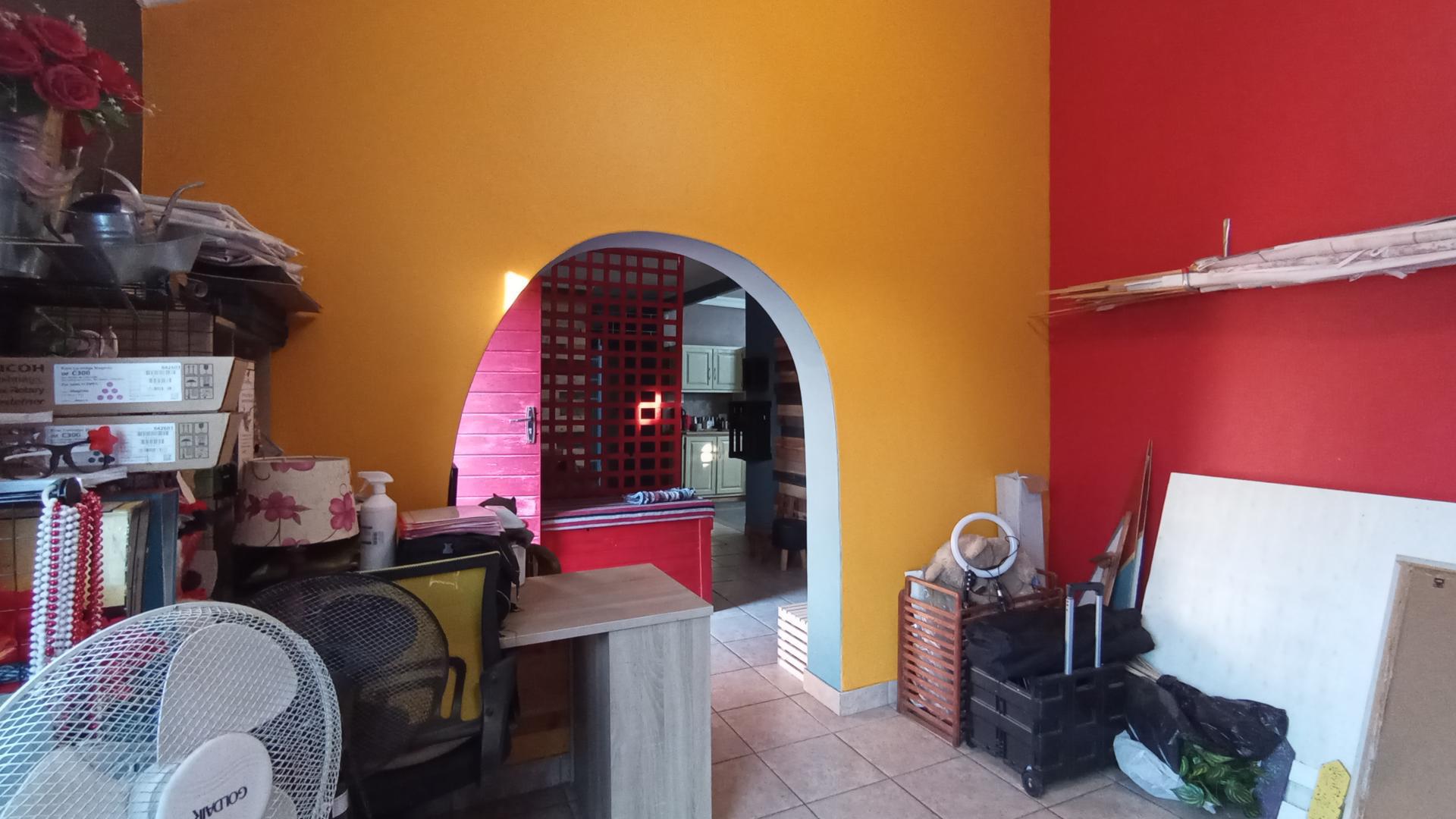 Study - 11 square meters of property in Sinoville