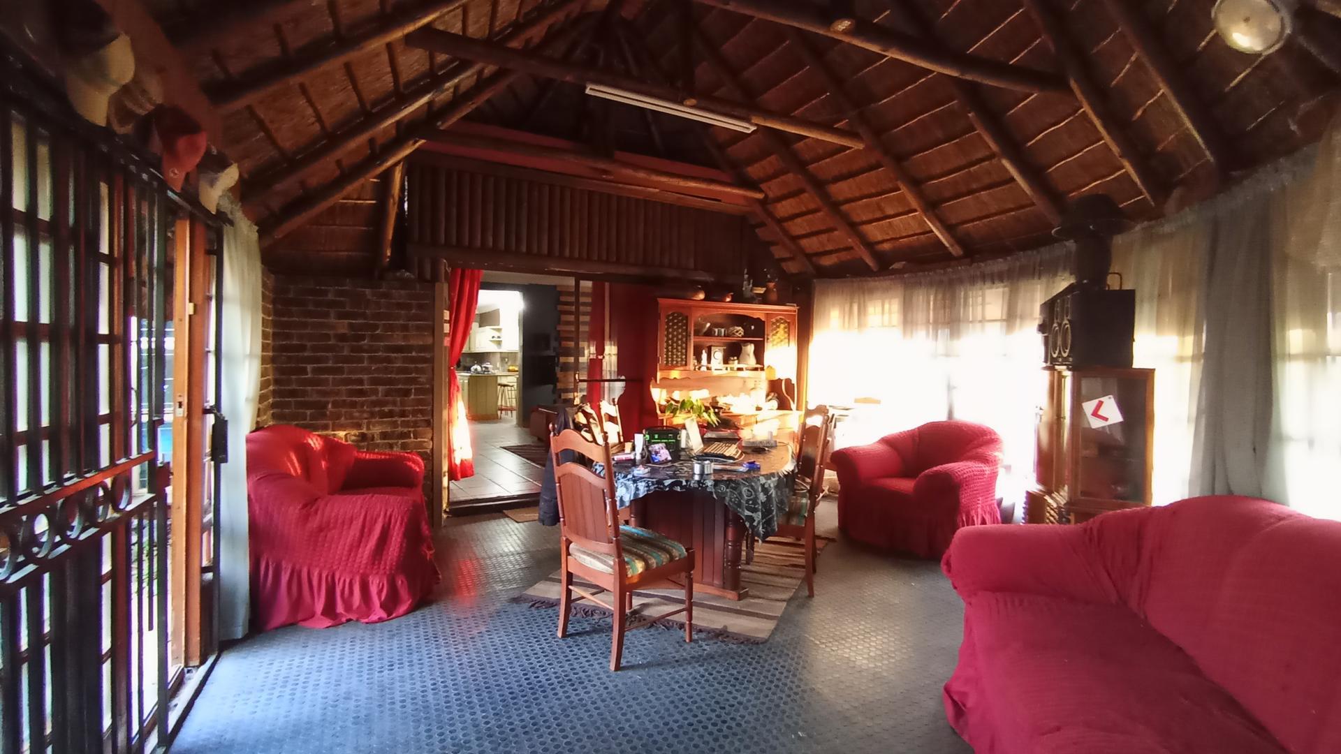 Dining Room - 32 square meters of property in Sinoville