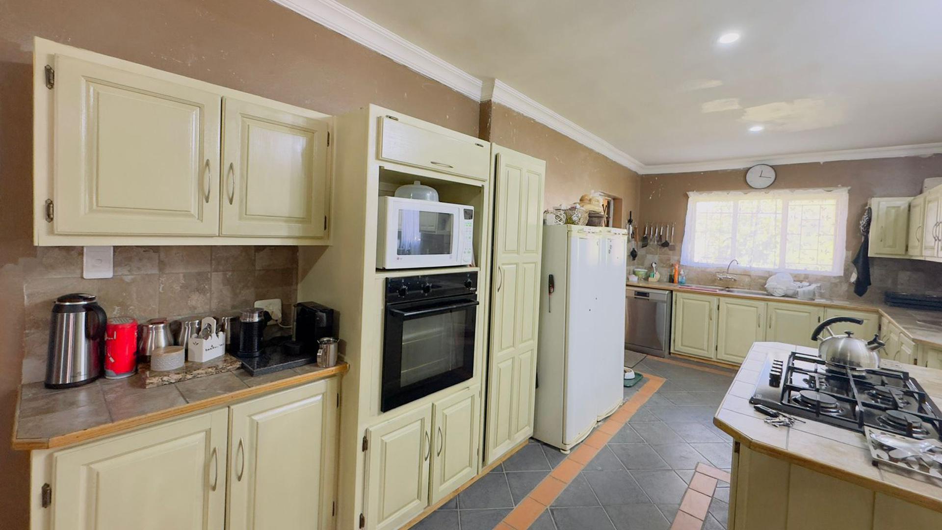 Kitchen - 30 square meters of property in Sinoville
