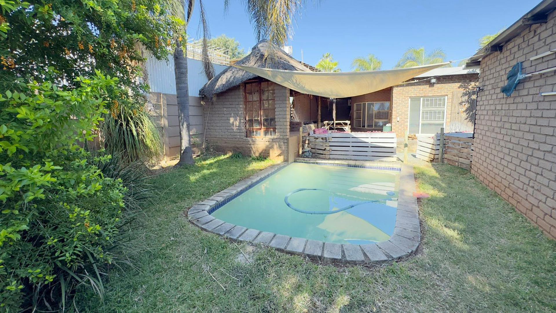 Swimming Pool of property in Sinoville