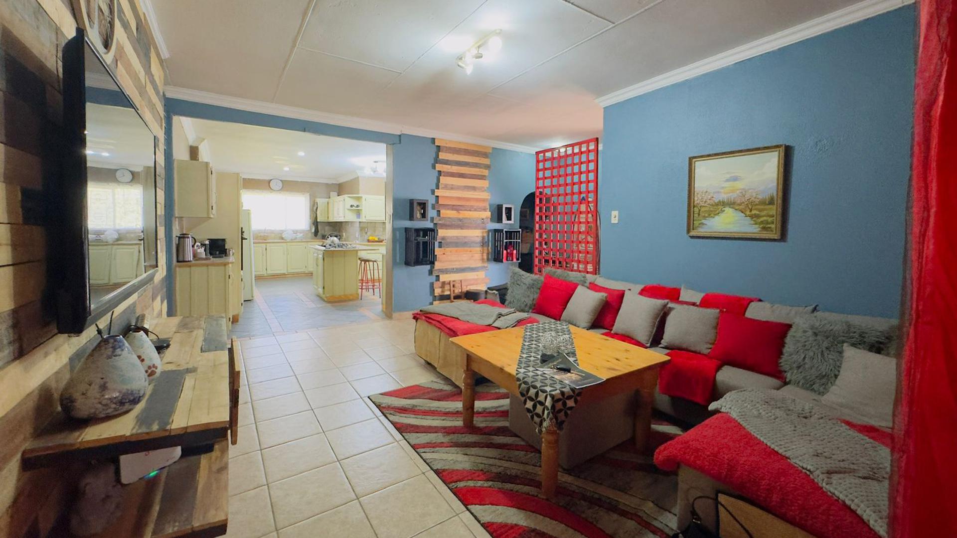 Lounges - 25 square meters of property in Sinoville