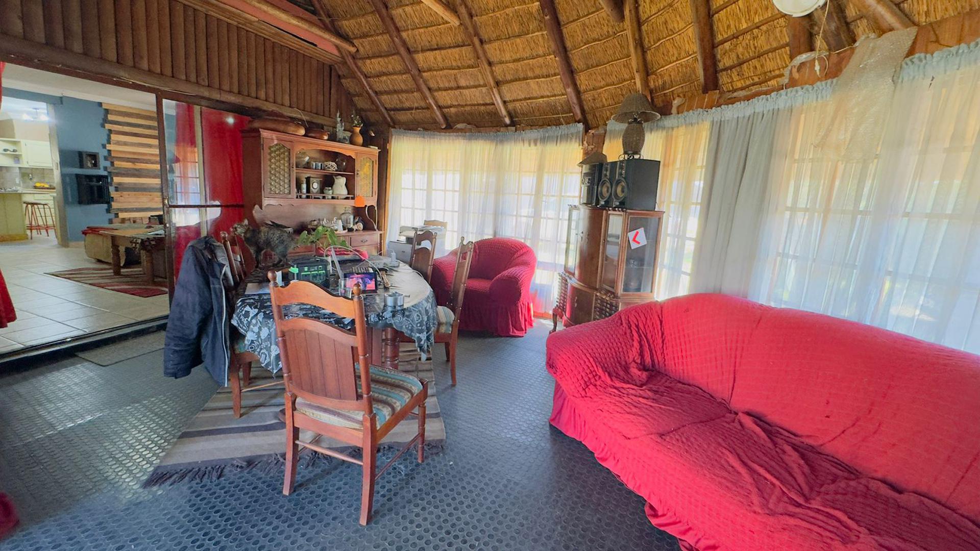 Dining Room - 32 square meters of property in Sinoville