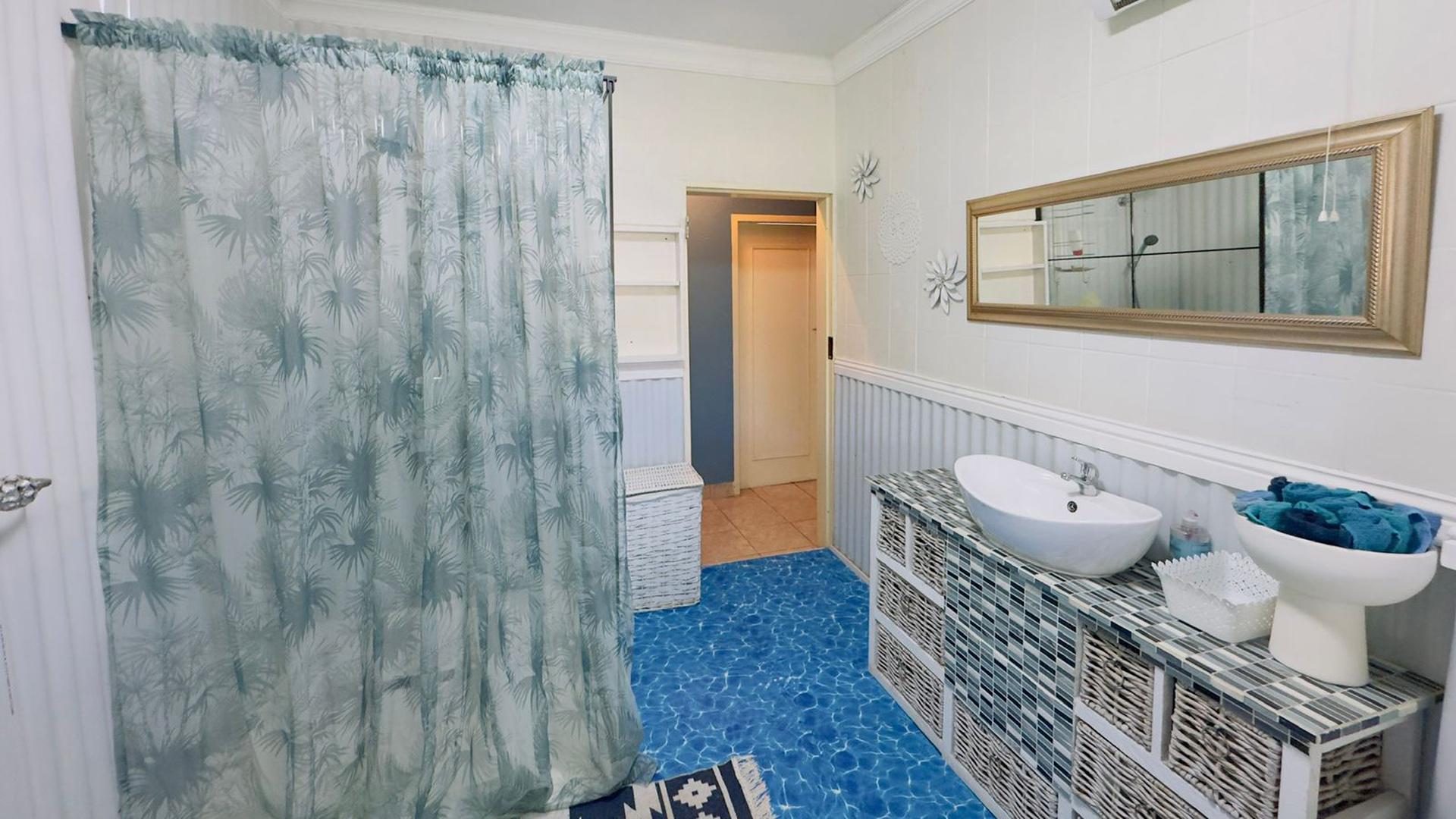 Bathroom 1 - 10 square meters of property in Sinoville