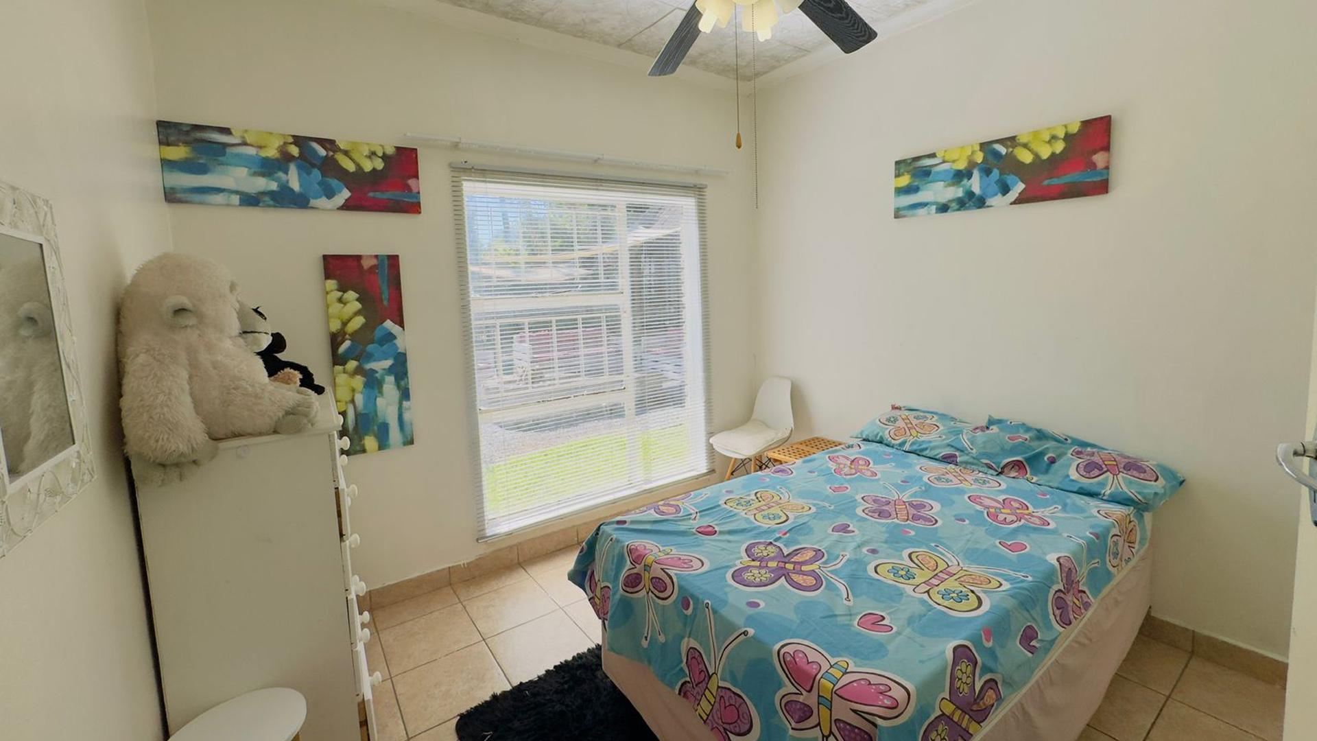 Bed Room 2 - 14 square meters of property in Sinoville