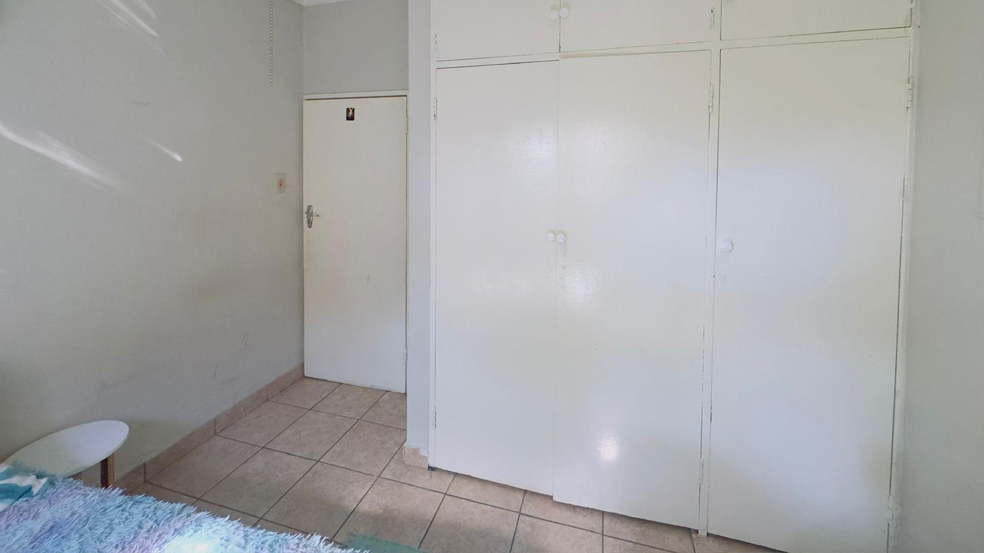 Bed Room 1 - 12 square meters of property in Sinoville