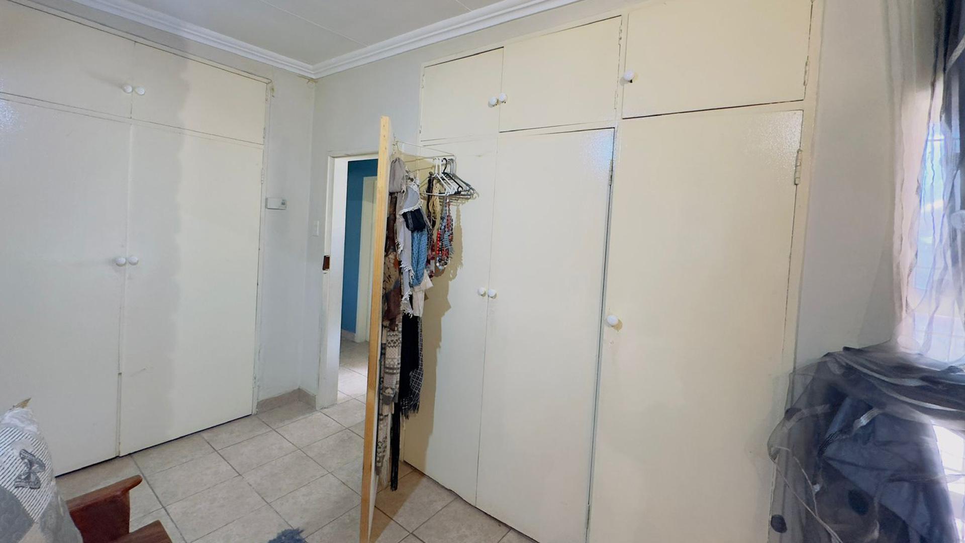 Main Bedroom - 21 square meters of property in Sinoville