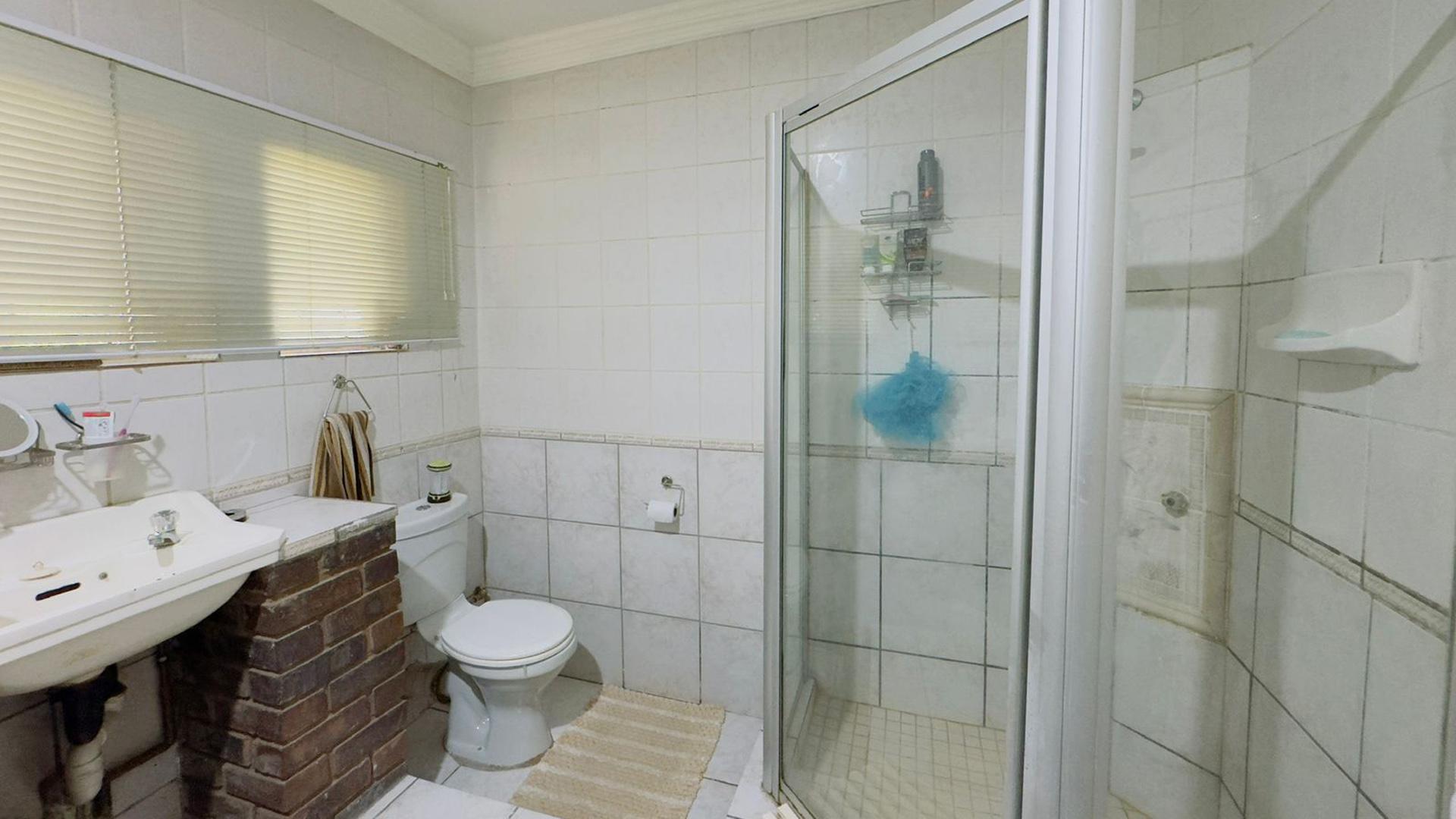 Main Bathroom - 9 square meters of property in Sinoville