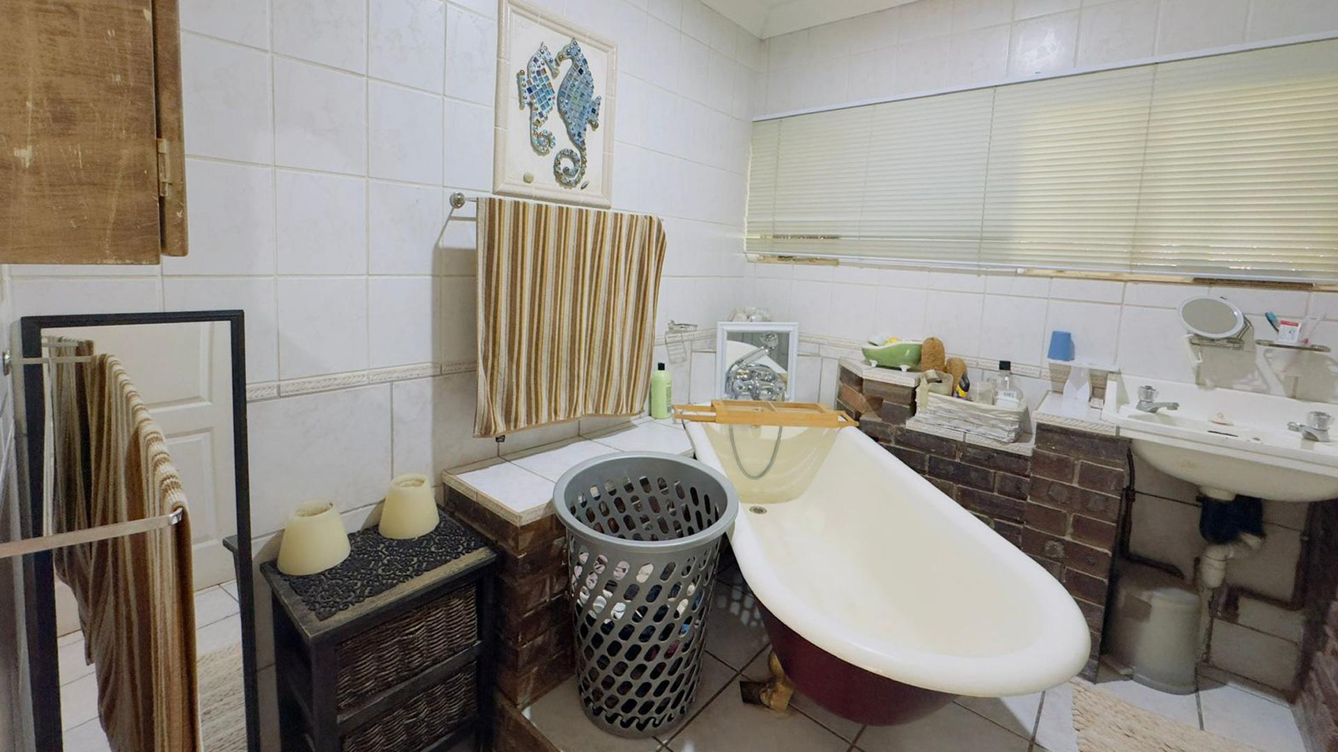 Main Bathroom - 9 square meters of property in Sinoville