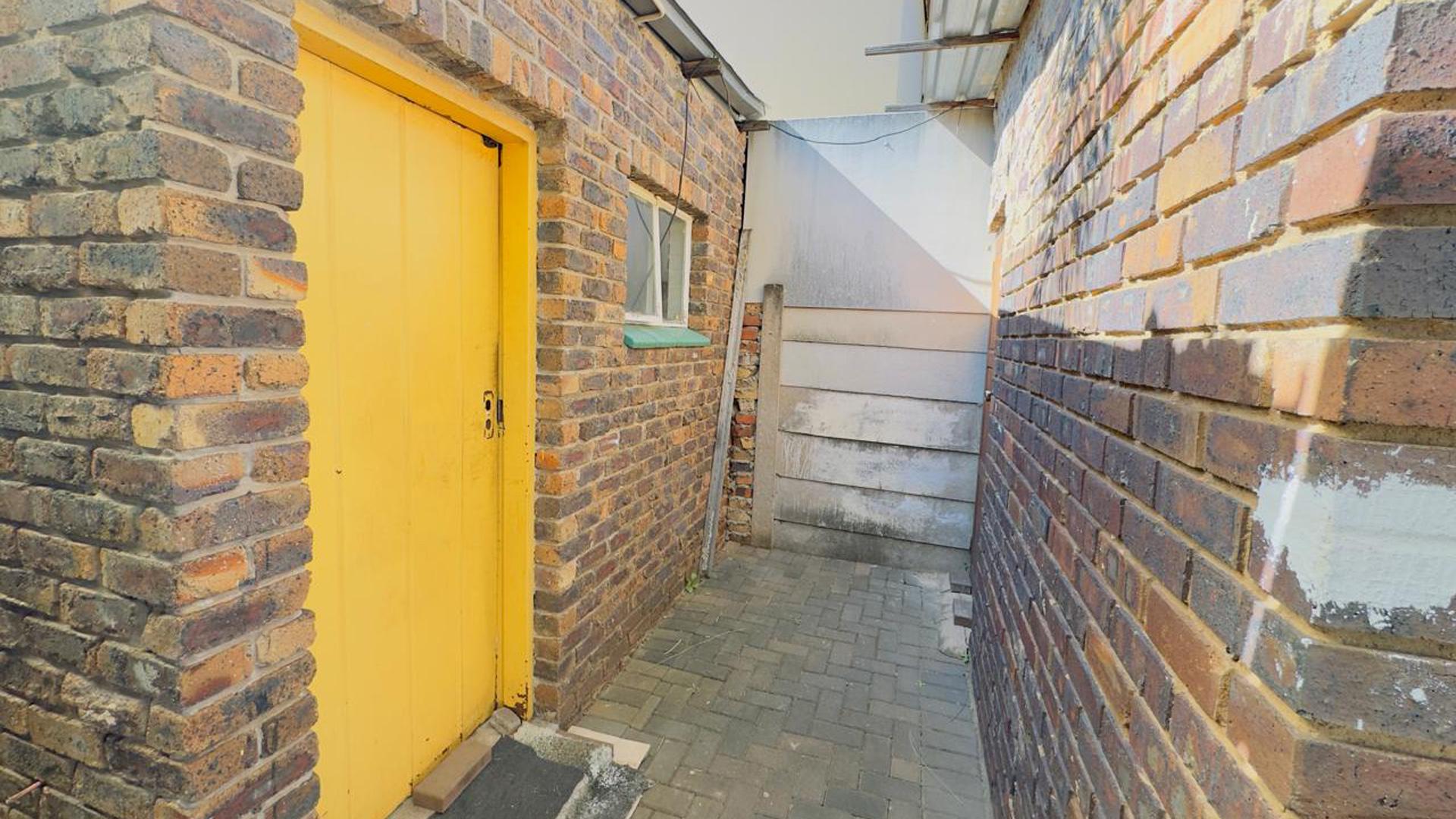 Spaces - 5 square meters of property in Sinoville