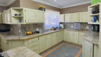 Kitchen - 30 square meters of property in Sinoville