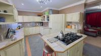 Kitchen - 30 square meters of property in Sinoville