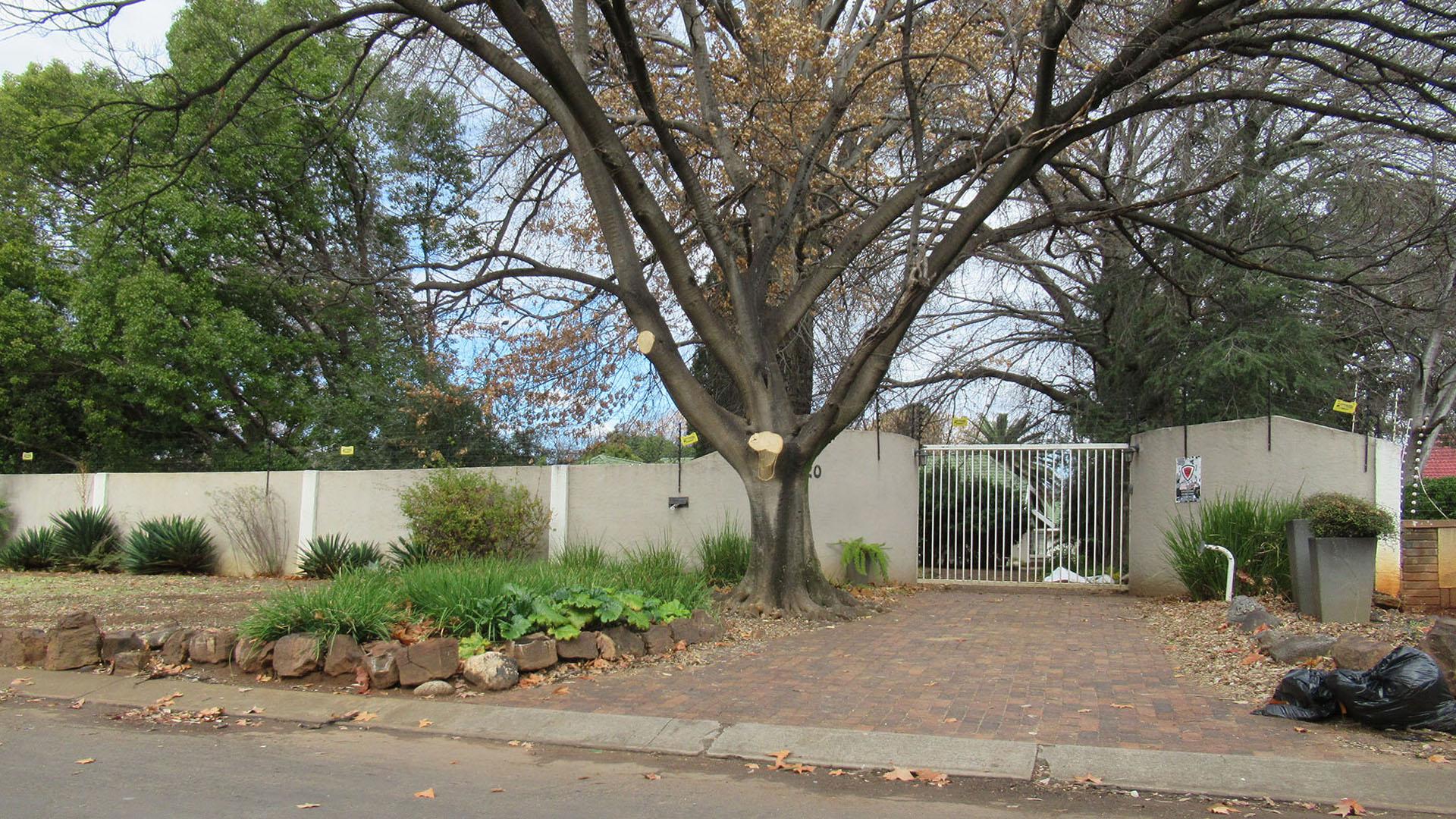 Front View of property in Three Rivers