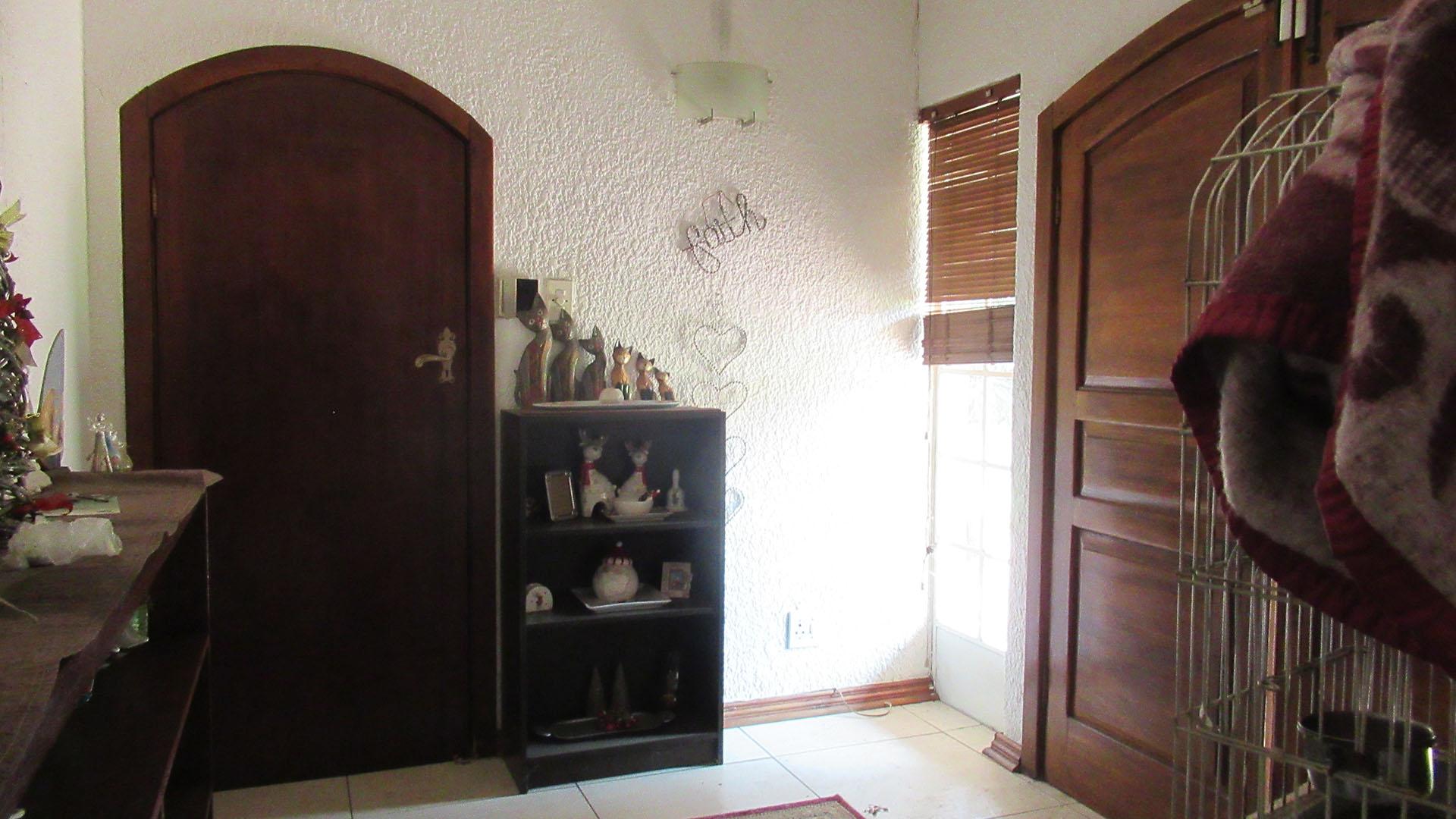 Foyer - 10 square meters of property in Three Rivers