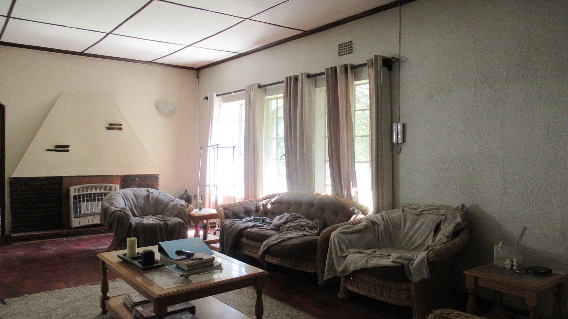 Lounges - 110 square meters of property in Three Rivers
