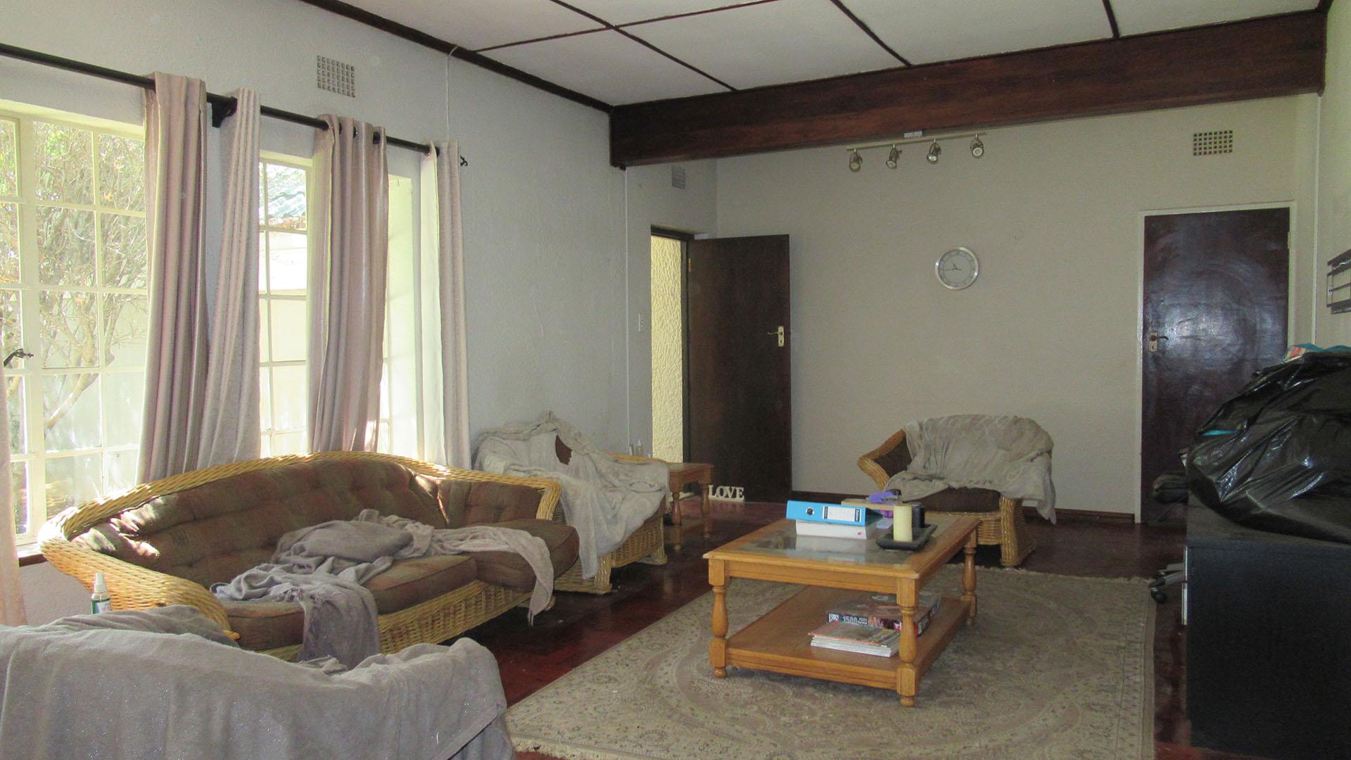 Lounges - 110 square meters of property in Three Rivers