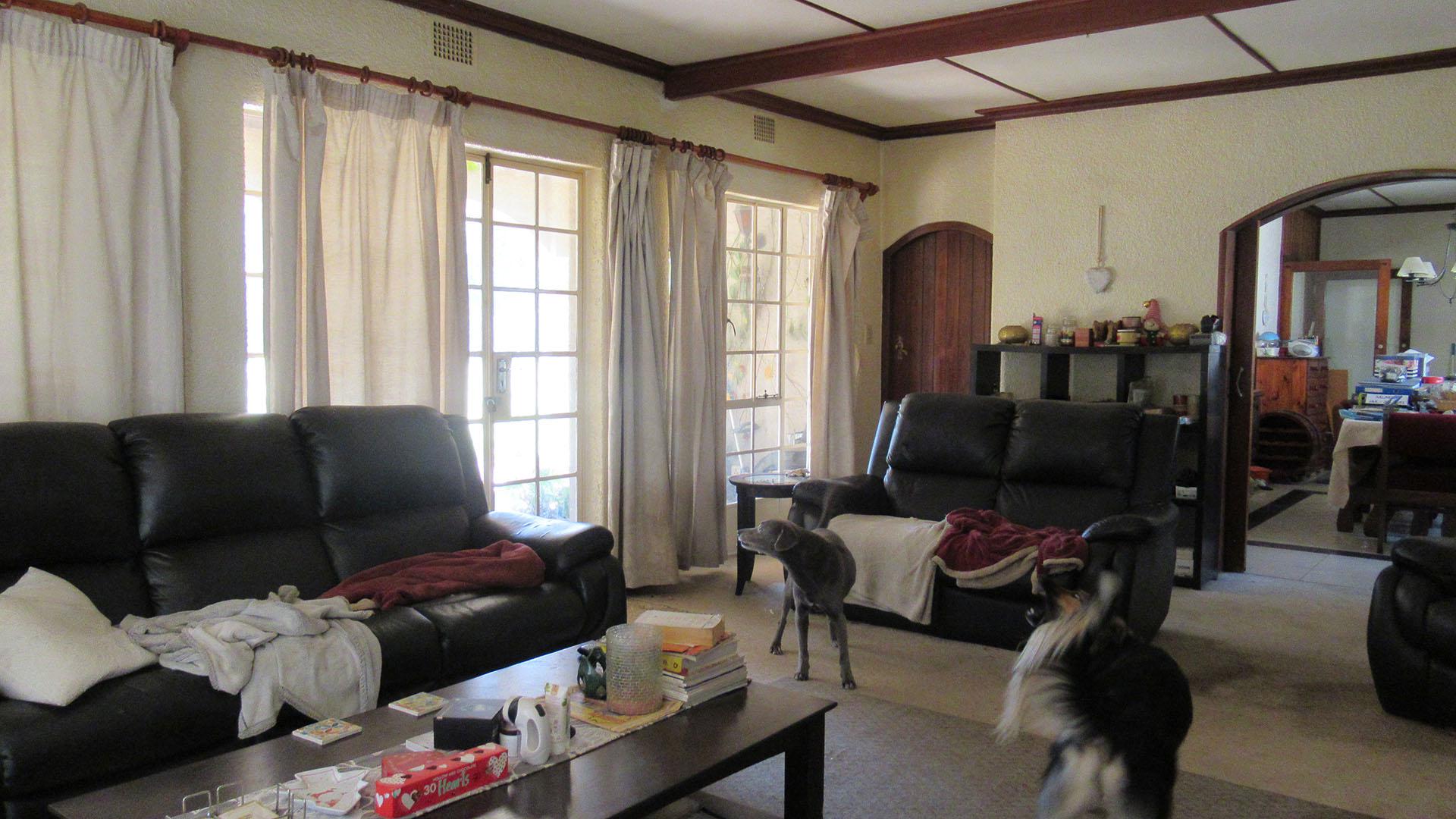 Lounges - 110 square meters of property in Three Rivers
