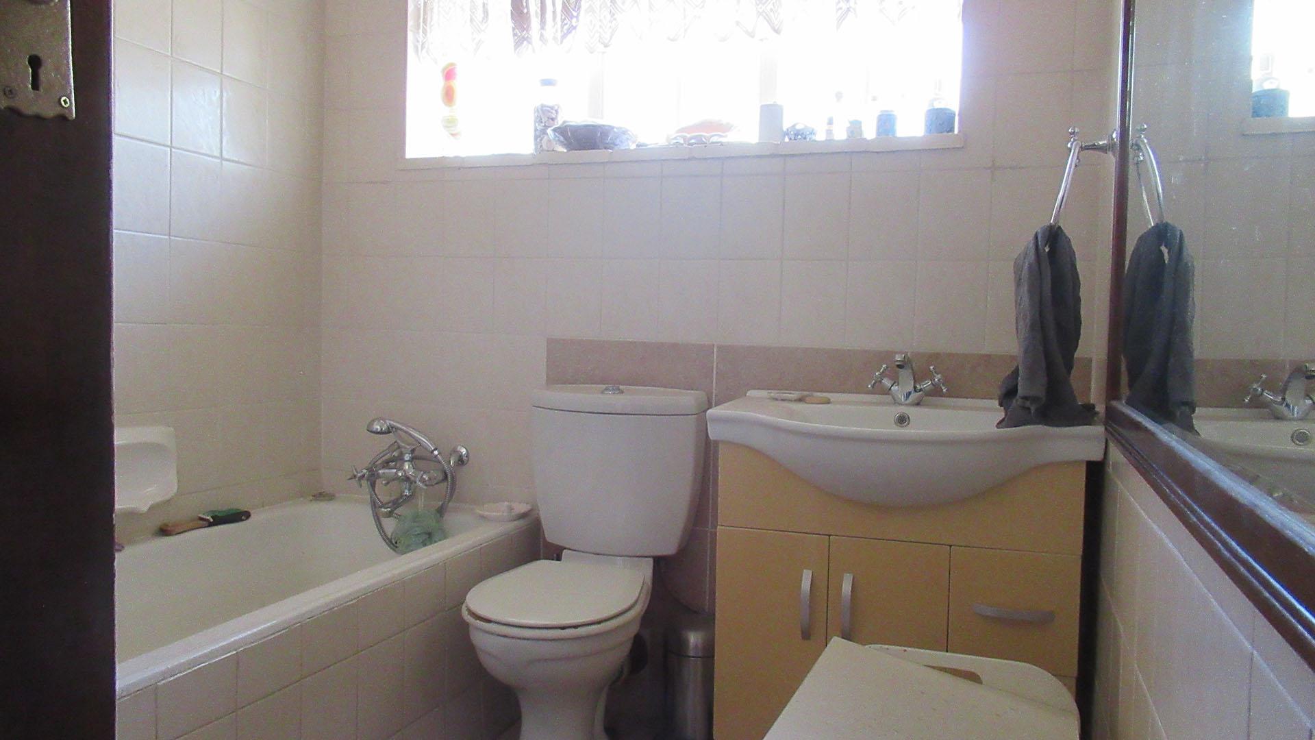 Bathroom 1 - 5 square meters of property in Three Rivers