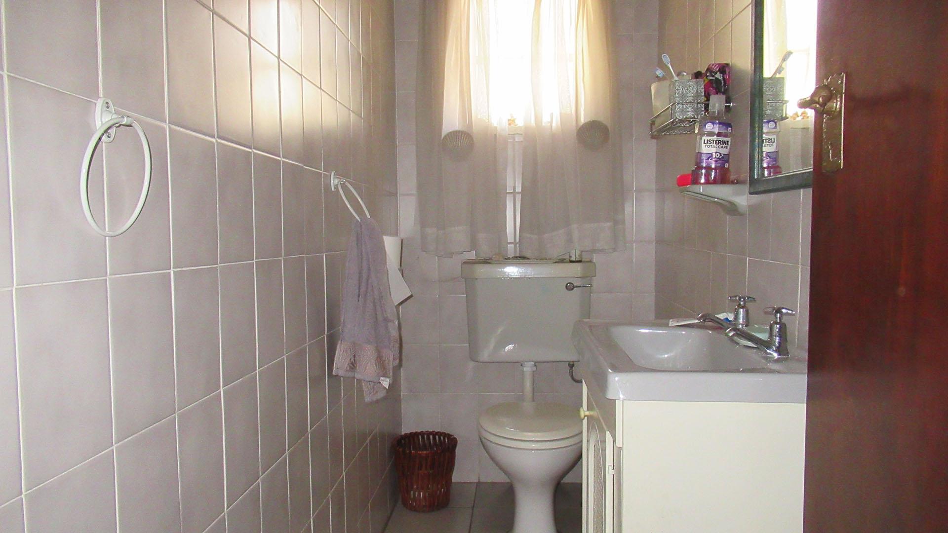 Bathroom 2 - 5 square meters of property in Three Rivers