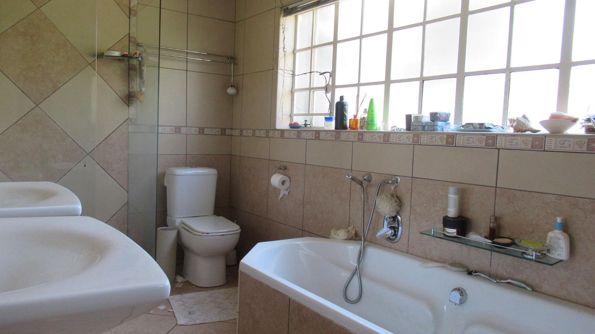Main Bathroom - 11 square meters of property in Three Rivers