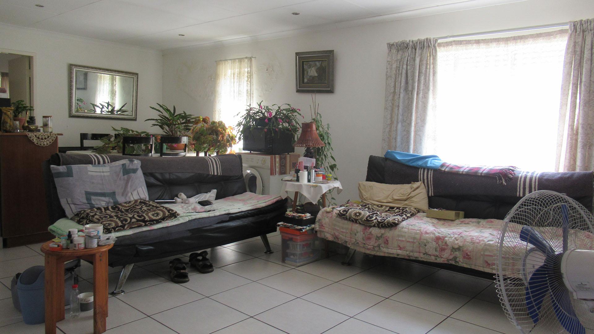 Lounges - 110 square meters of property in Three Rivers