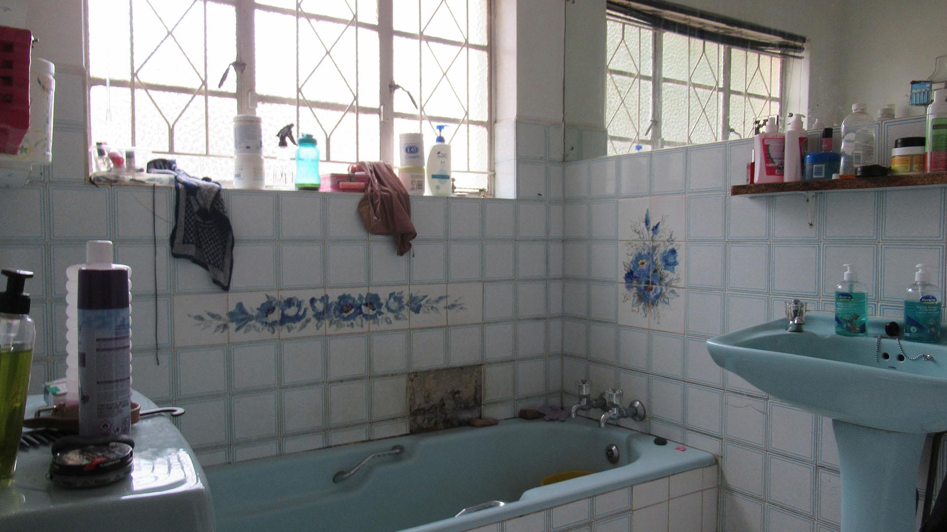Main Bathroom - 5 square meters of property in Kensington - JHB