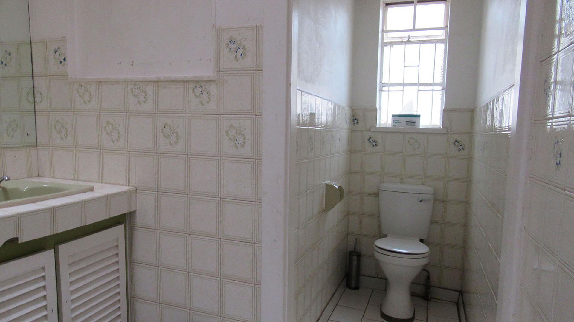 Bathroom 2 - 8 square meters of property in Kensington - JHB