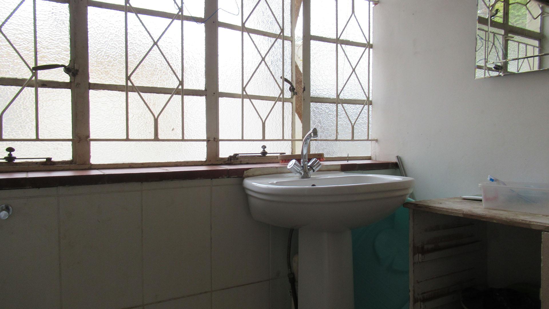 Bathroom 1 - 4 square meters of property in Kensington - JHB