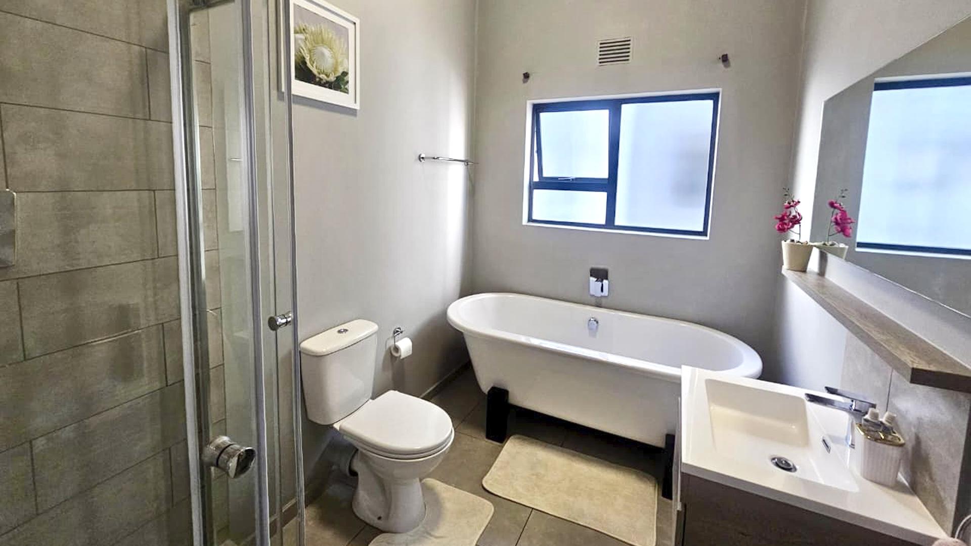 Bathroom 1 of property in Noordhang
