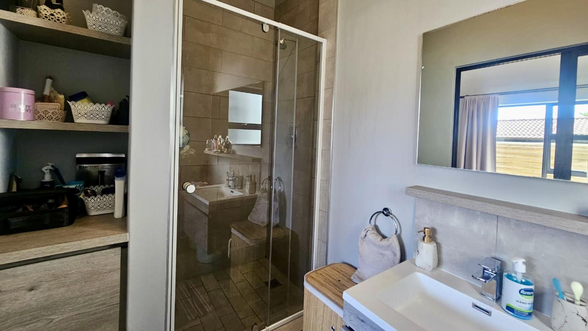 Main Bathroom of property in Noordhang