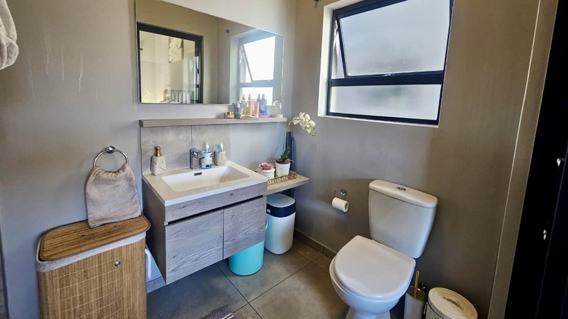 Main Bathroom of property in Noordhang