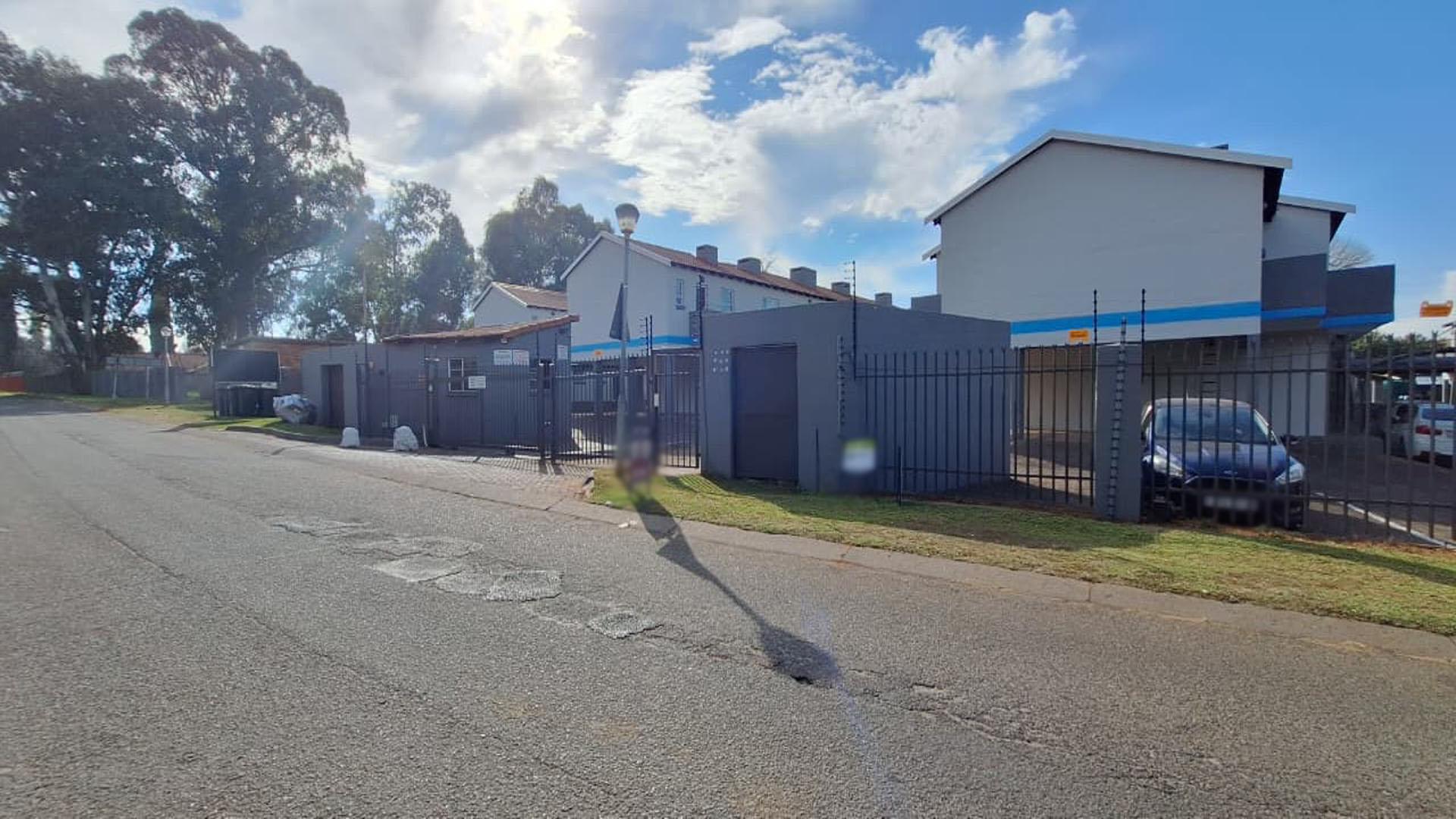 Front View of property in Pollak Park