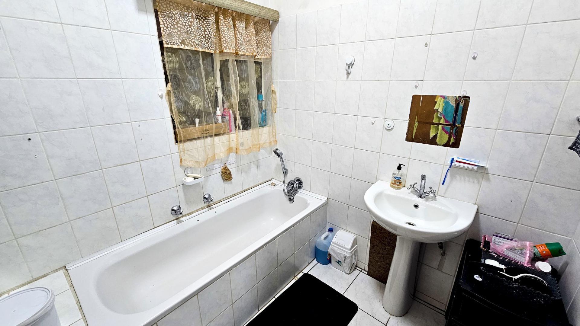 Bathroom 2 of property in Uitsig