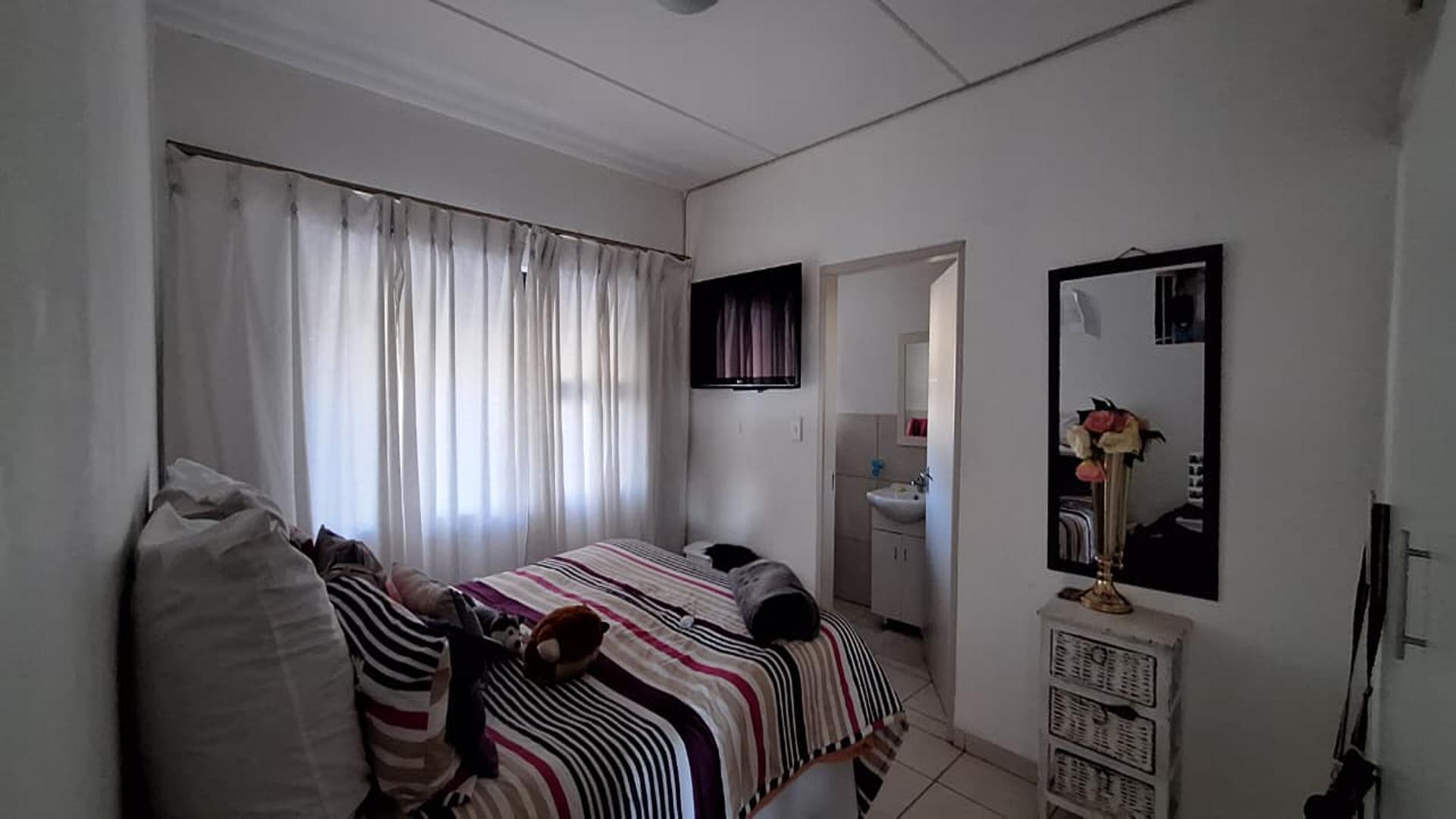 Main Bathroom - 14 square meters of property in Rynfield AH
