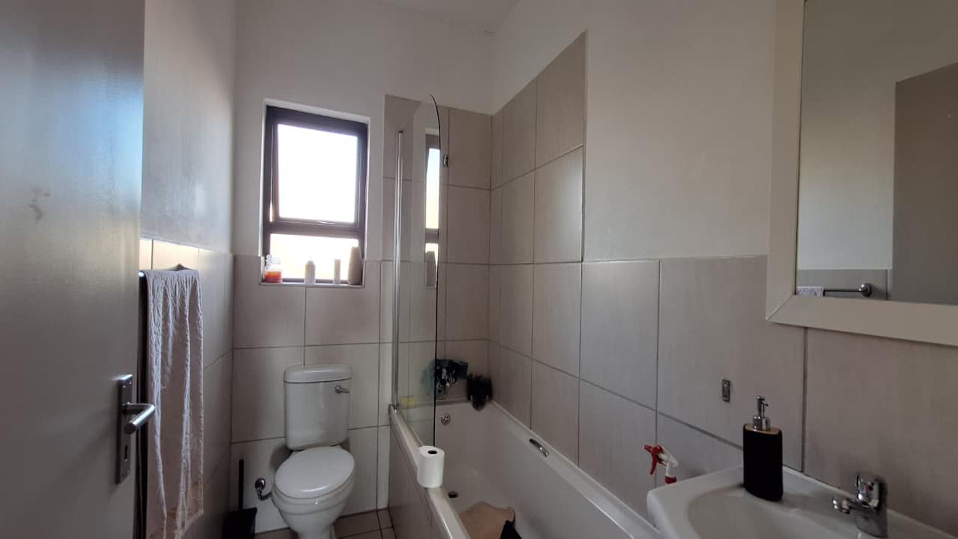 Bathroom 1 - 5 square meters of property in Rynfield AH