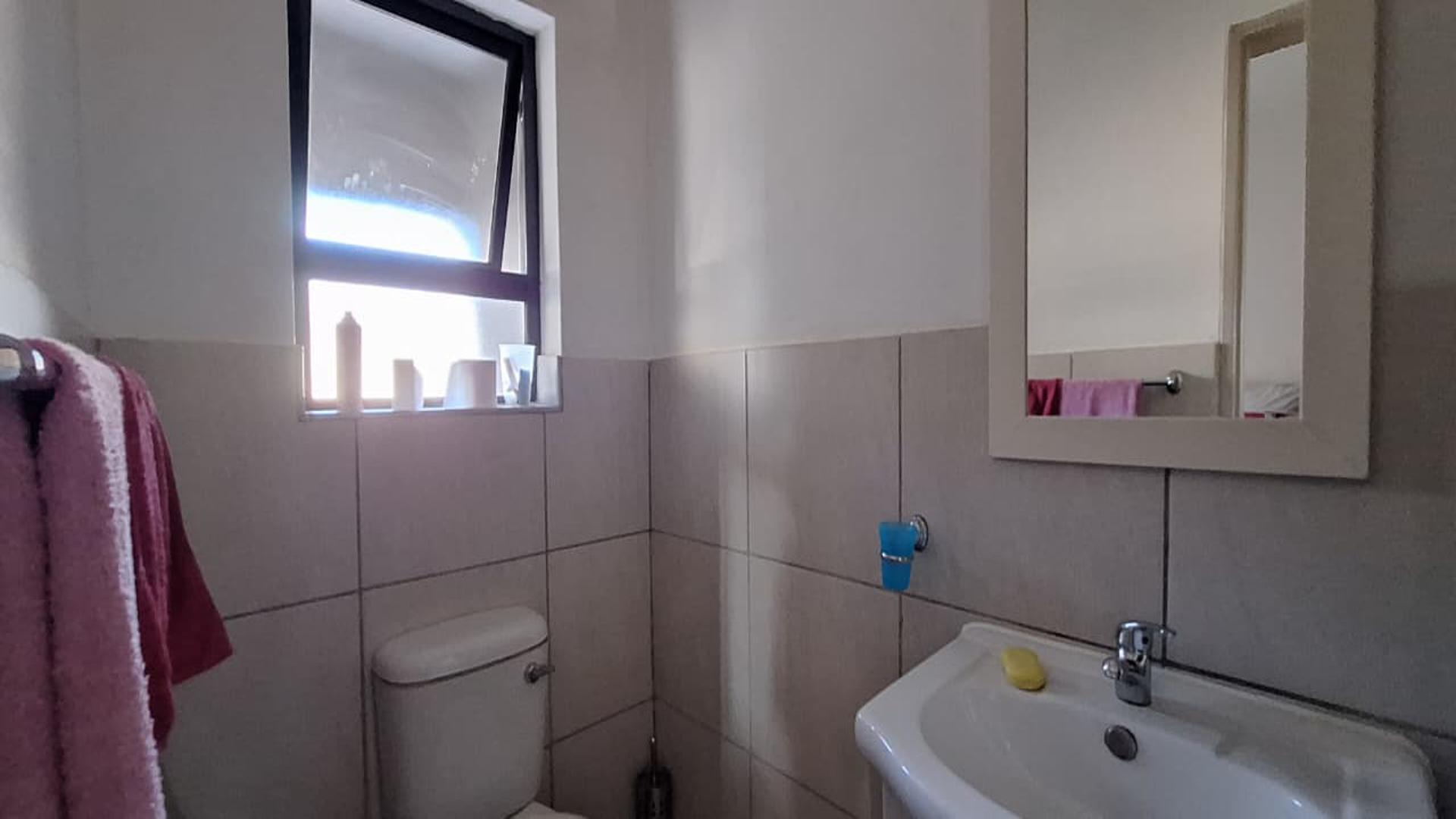 Main Bedroom - 5 square meters of property in Rynfield AH