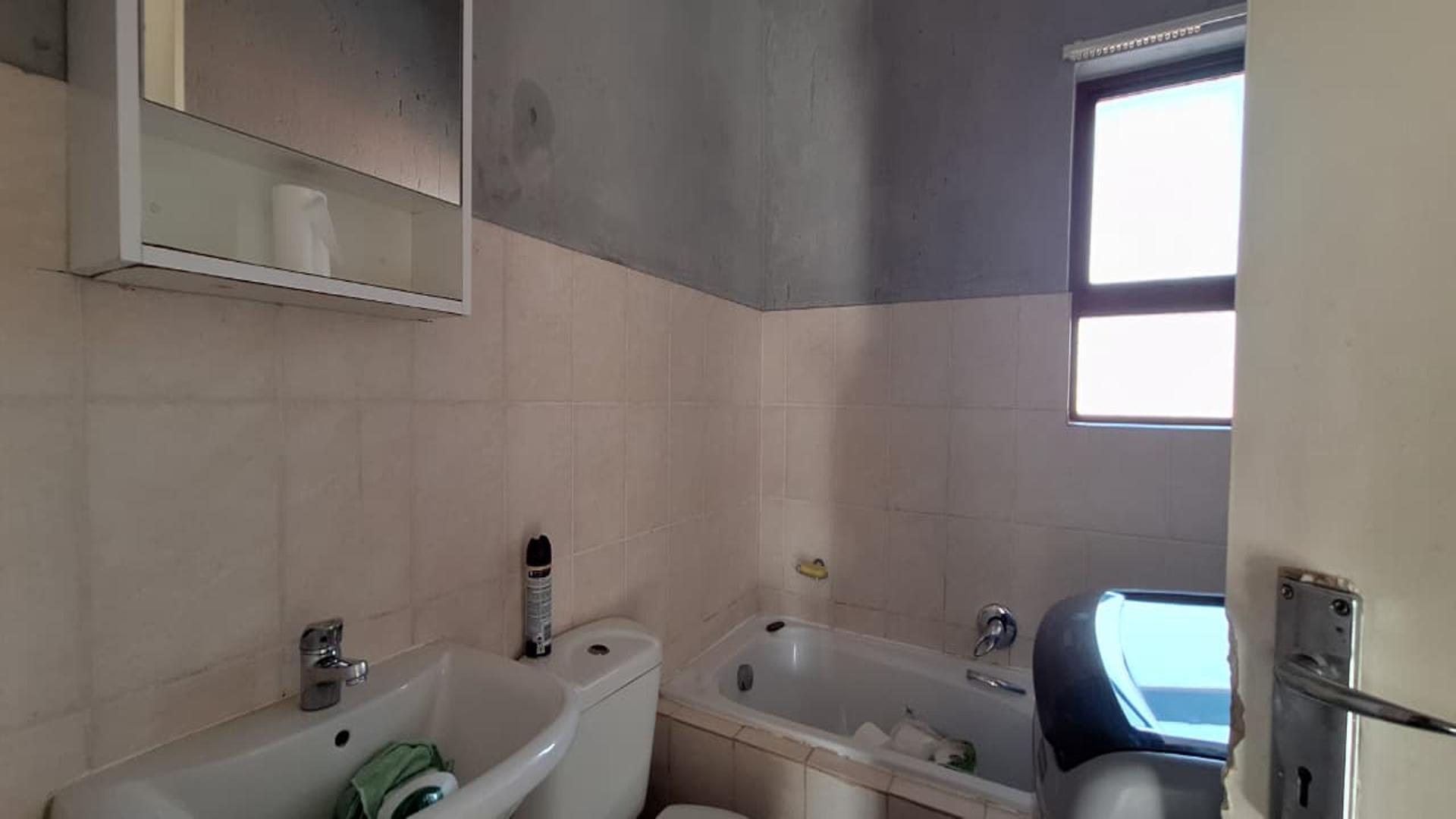 Bathroom 1 - 4 square meters of property in Boundary Park