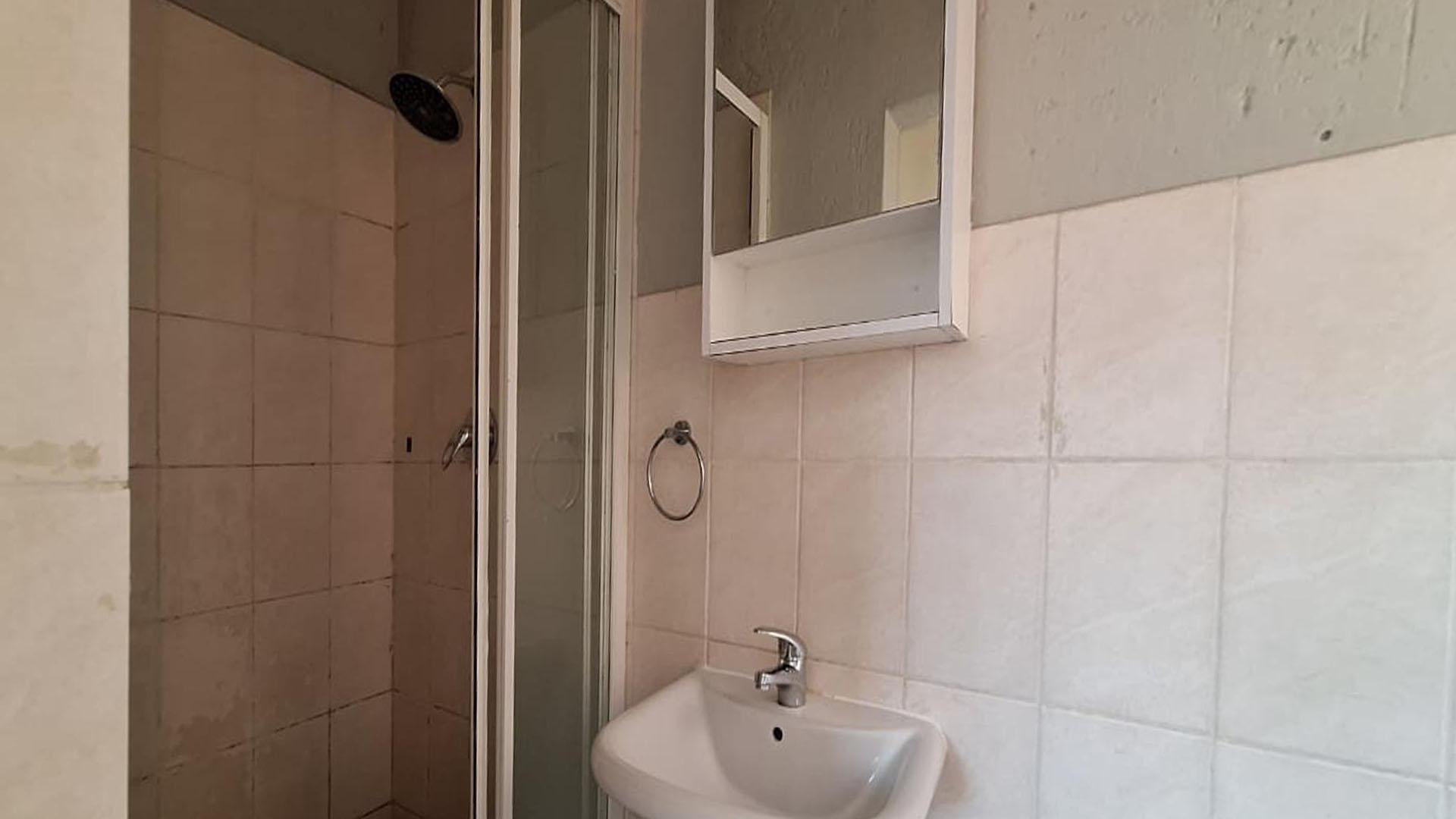 Main Bathroom - 3 square meters of property in Boundary Park
