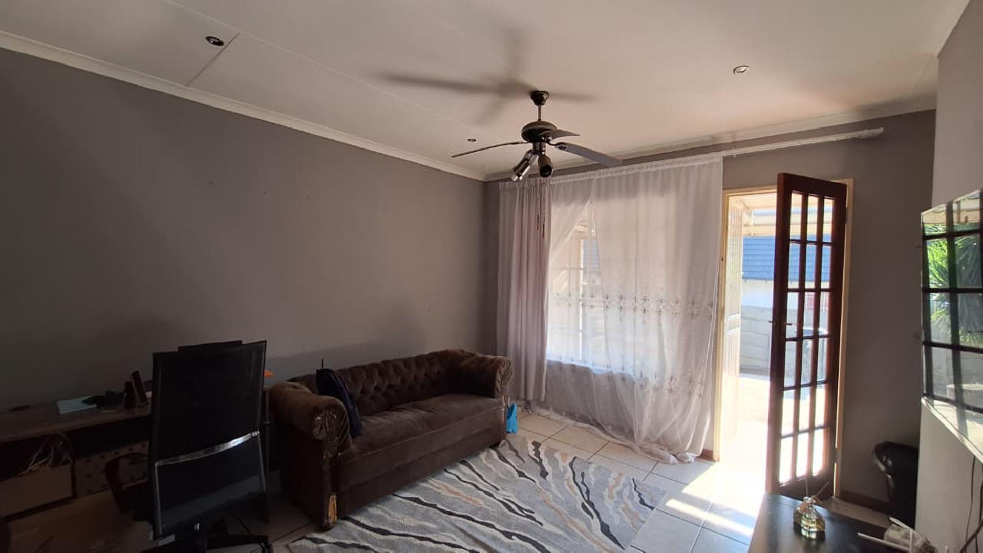 Lounges - 15 square meters of property in Albertsdal