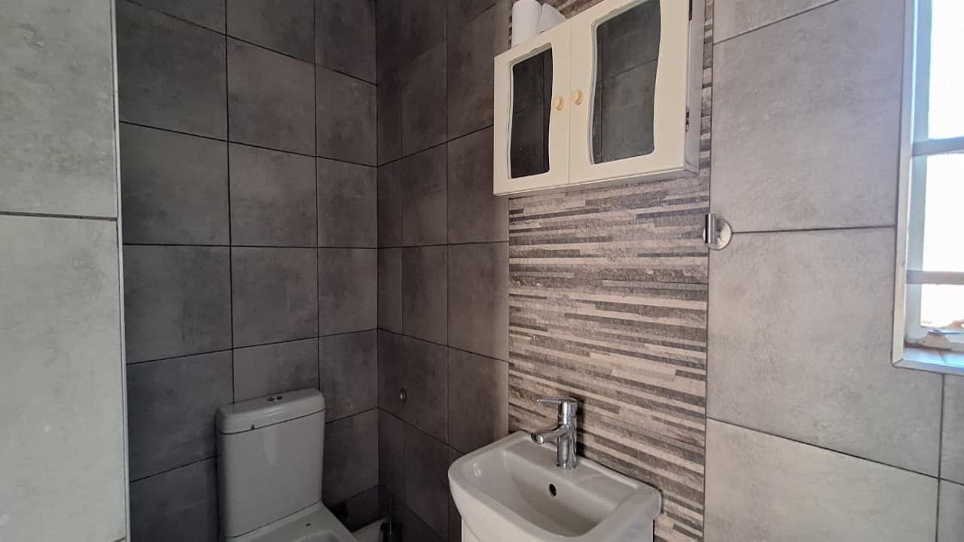 Bathroom 1 - 7 square meters of property in Albertsdal