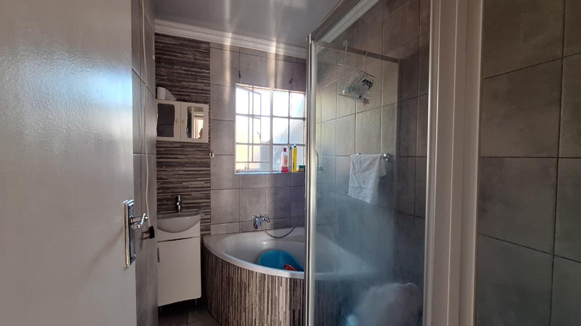 Bathroom 1 - 7 square meters of property in Albertsdal