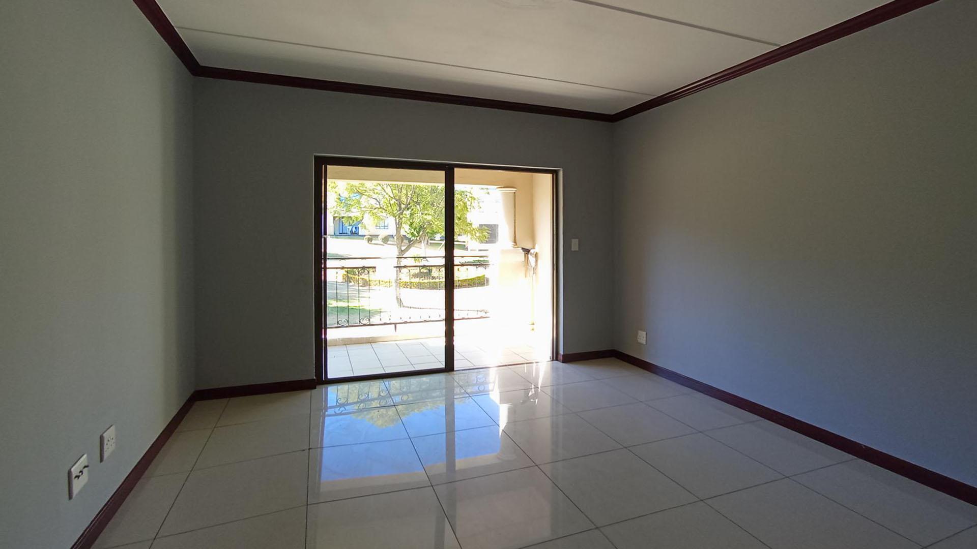 Lounges - 25 square meters of property in Summerset