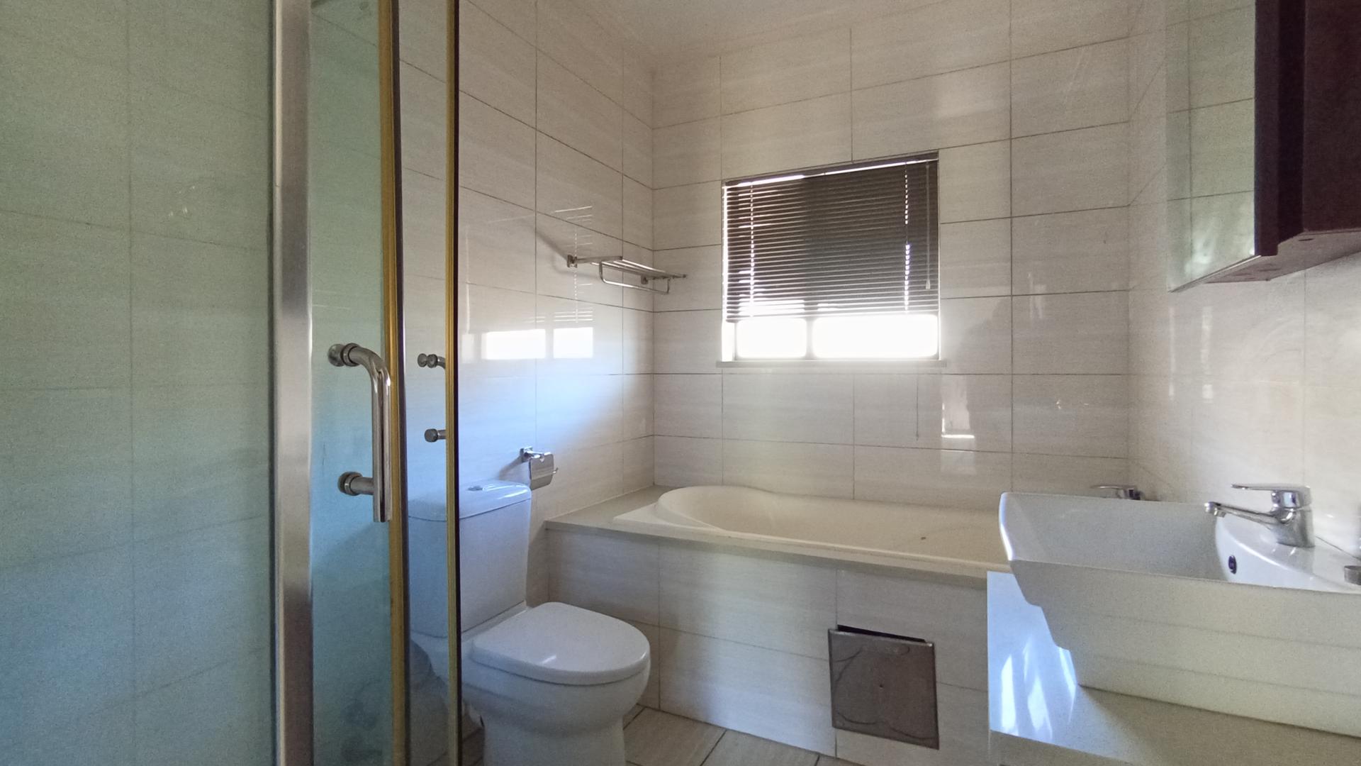 Bathroom 1 - 7 square meters of property in Summerset