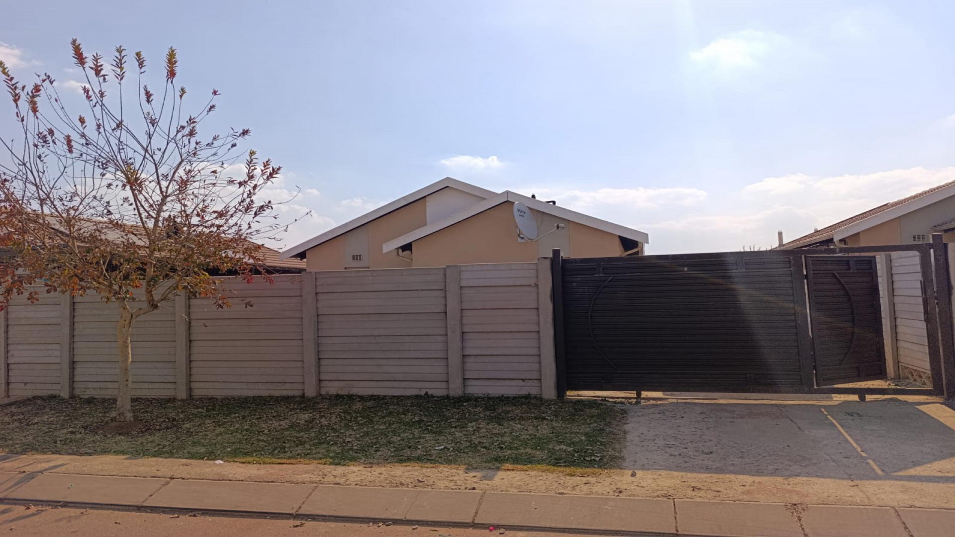 Front View of property in Palm Ridge