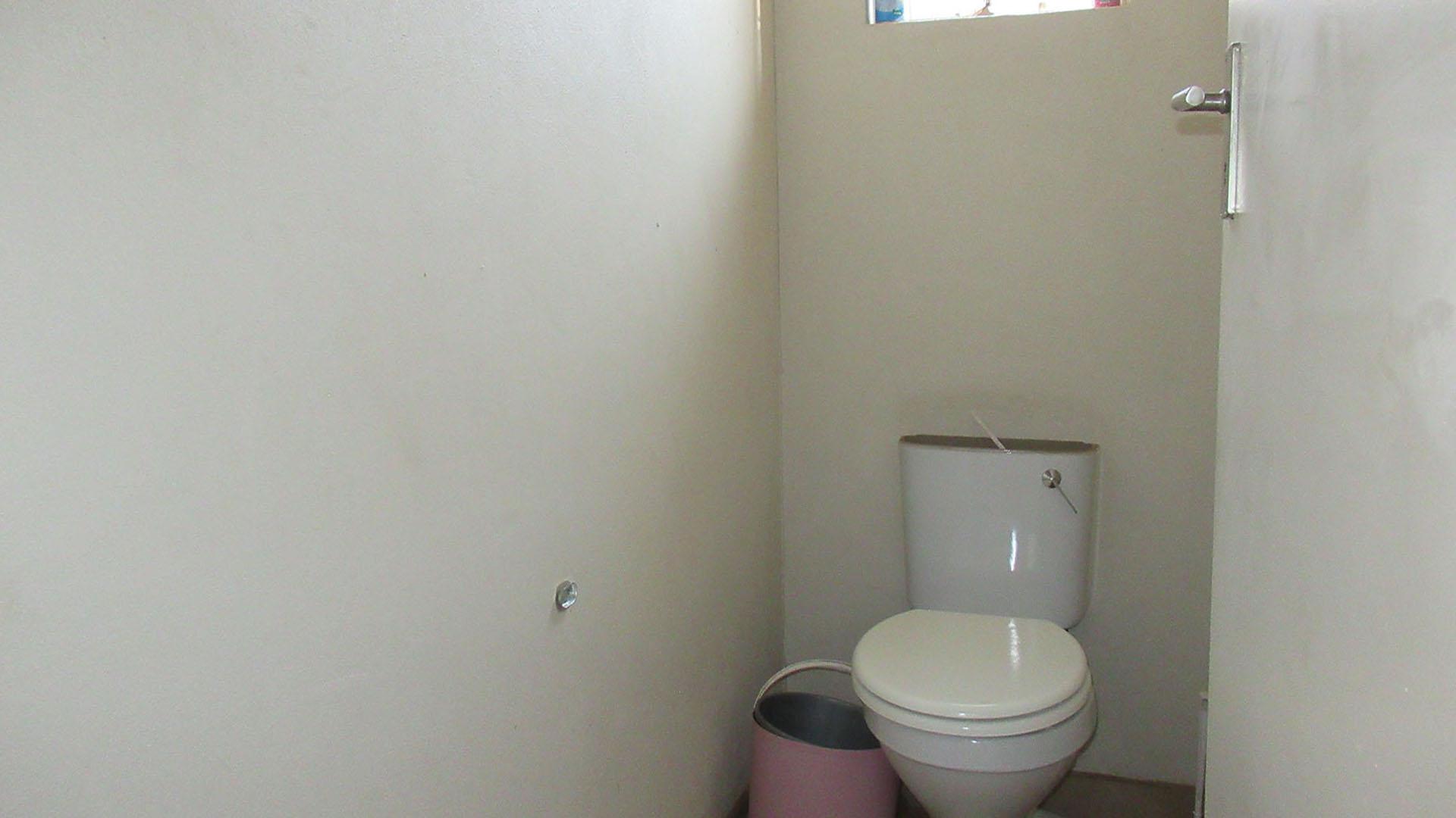 Bathroom 2 - 2 square meters of property in Palm Ridge