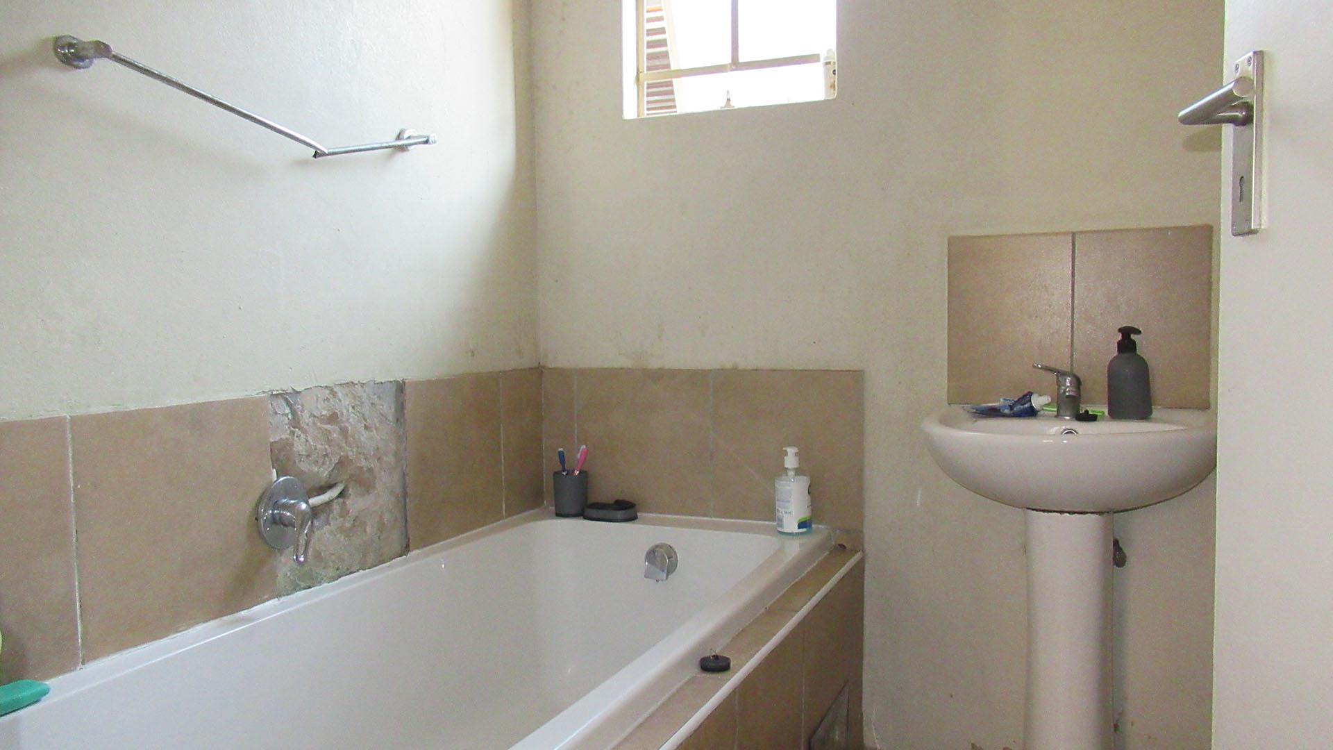 Bathroom 1 - 4 square meters of property in Palm Ridge
